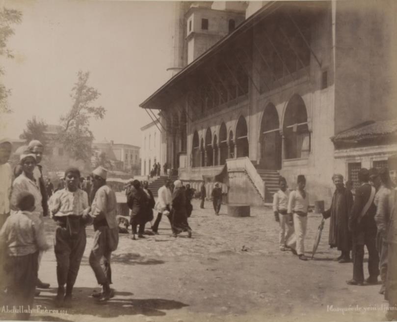 Fotoğraf, İstanbul vilayetinin bir fotoğrafhanesinde çekilmiştir. Fotoğraftaki çocukların sosyo-ekonomik durumu daha iyi olan bir ailenin çocukları olduğu düşünülmektedir.