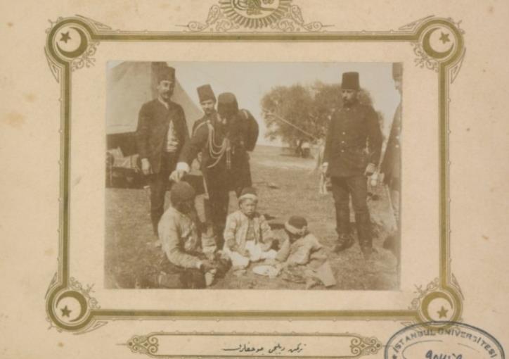Fotoğraf, Edirne vilayetinin bir fotoğrafhanesinde çekilmiştir. Fotoğrafta bir erkek çocuk yer almaktadır.