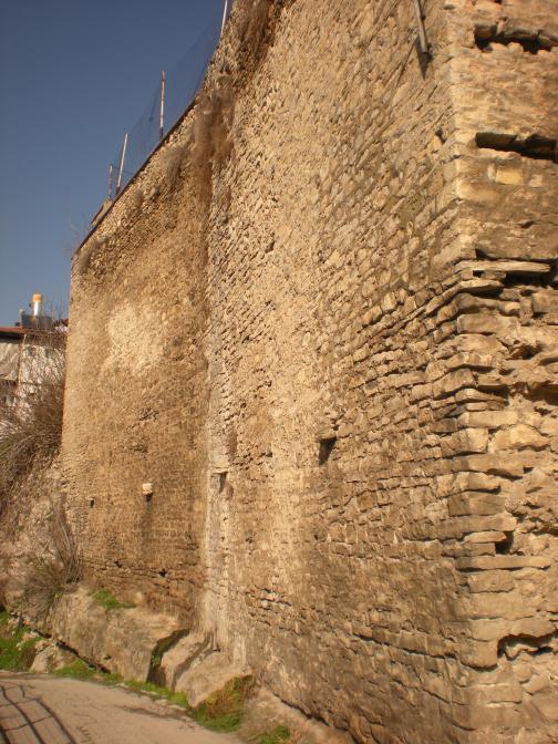 143 Solda Kalealtı Ġlkokulu nun çok eski bir görünümü, sağda bu okulun çok yüksek eski bahçe duvarı Halen Kalealtı okulunun, tarihsel değer ve önemini göz ardı