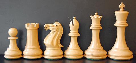Taşların Şekil ve Stilleri FIDE yarışmalarında kullanılması tavsiye edilen taşlar Staunton stilindedir.taşlar birbirinden kolayca ayırt edilebilecek biçimde olmalıdır.