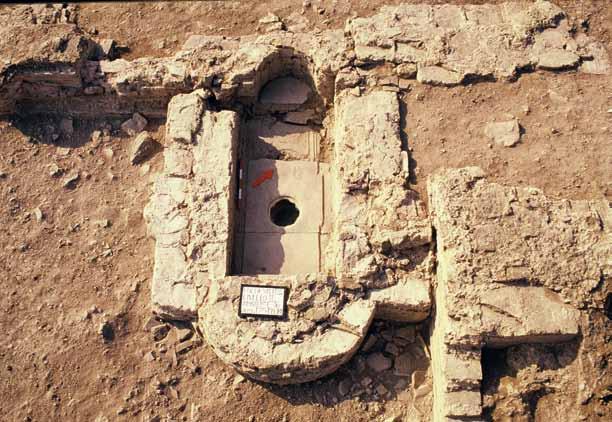 Res. 6: Kilisenin dış duvarına bitişik inşa edilmiş mezarın doğudan mermer levhaların detaylarının da görülebildiği kazıdan sonraki durumu (KYAP 2002). Fig.