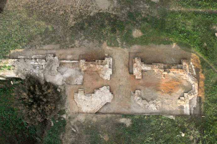 della piattaforma. Il riempimento di terreno evidenzia materiale, attualmente in corso di studio e databile non oltre il VI-VII secolo e non precedente all epoca imperiale romana.