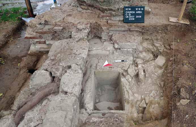 Res. 9: Ossuarium un, kiremitlerden oluşan çöküntü kaldırıldıktan sonra, batıdan çekilmiş fotoğrafı (KYAP 2014 için D. Ventura). Fig. 9: L ossuarium dopo lo scavo, da ovest (D. Ventura per KYAP 2014).