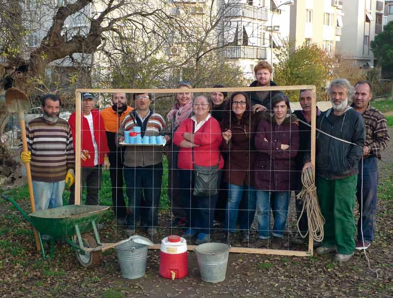 Res. 12: Kazı çalışmalarının sonunda, ekibin bazı üyeleri (KYAP 2014). Fig. 12: Alcuni dei componenti dell`equipe al termine dei lavori sul campo (KYAP 2014).