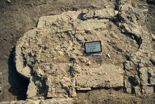 Bağdad Caddesi e la seconda a est del sito archeologico non lontano da uno scomparso ponte di pietra, gli stessi abitanti ricordano la presenza di numerose sepolture segnate da marmi antichi.
