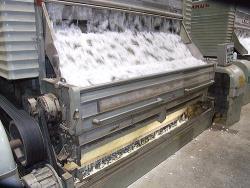Şekil 2: Rollergin tipi çırçır makinası Henüz işlenmemiş olan ve kütlü pamuk olarak adlandırılan bu hammaddenin iplik fabrikasına gönderilmeden önce çekirdeklerinden, toz, yaprak vb.