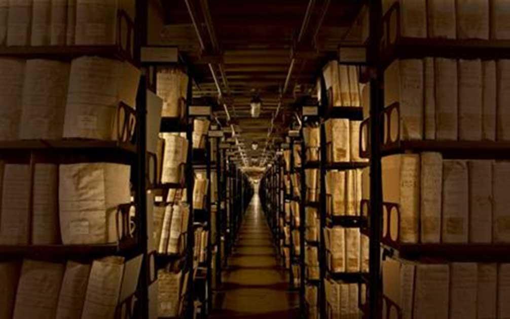 Bu arşiv bölgesi, sadece basit ve eski bir kütüphane değil. Gizli arşive sadece belli kimselerin erişim imkanları var.