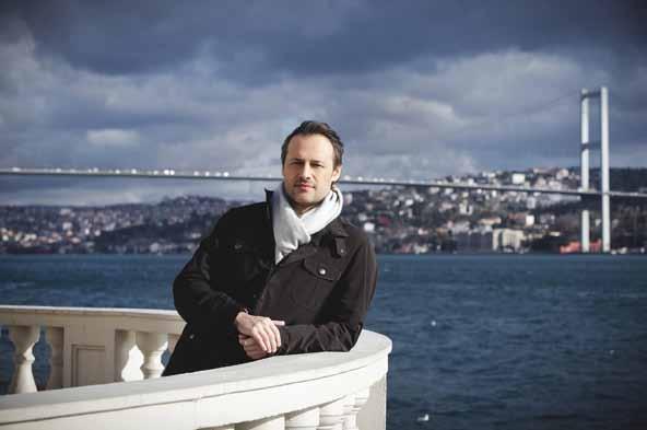 ÖZGE BALKAN 2015 Aralık ında Borusan İstanbul Filarmoni Orkestrası nı Amerikan müziği temalı Batı Yakasının Hikâyesi adlı festivalde yöneten Goetzel, Lyon Ulusal Orkestrası ile vereceği bir dizi Yeni