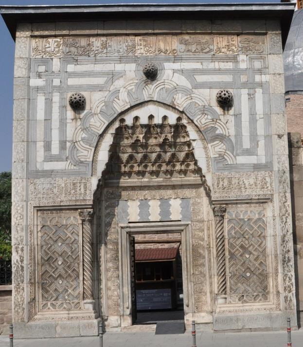 Karatay Medresesi nin taçkapısı Pencereler onarılmış ve formlarında bazı değişiklikler yapılmış olduğu kaynaklarda görülmektedir.