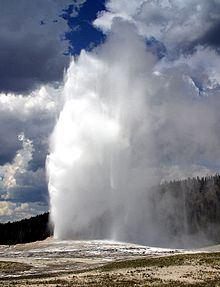 Her 65-70 dakikada bir düzenli olarak püskürdüğü için, Washburn-Langford-Doane Keşif Heyeti 1870'te gayzere Old Faithful (İngilizce: faithful: "sözünde duran") adını verdi.