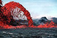 Şekil 14:Pahoehoe cinsi lavların oluşturduğu bir "çeşme", Hawaii, ABD Şekil 15: Hawaii Yanardağlar Milli ParkındaPāhoehoe tip lav akıntısı; az viskoziteyesahip olup akıcı olan lavlara