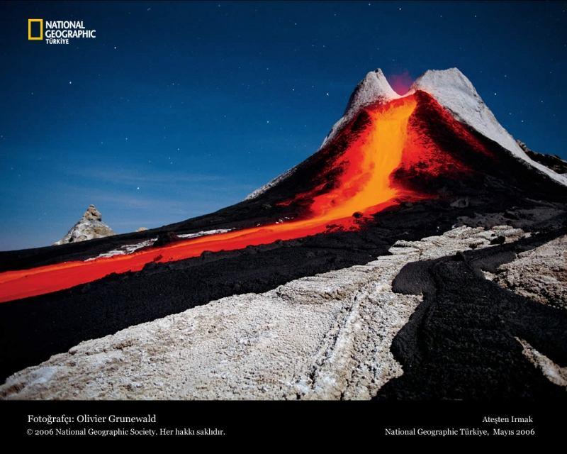 4.Volkanlar (Yanardağlar) : Şekil7: yanardağ Ateş küredeki magmanın, birbirinden uzaklaşan levhalar arasında oluşan çatlaklardan veya zayıf bölgelerden yeryüzüne çıkması sonucu oluşan yüzey şekline