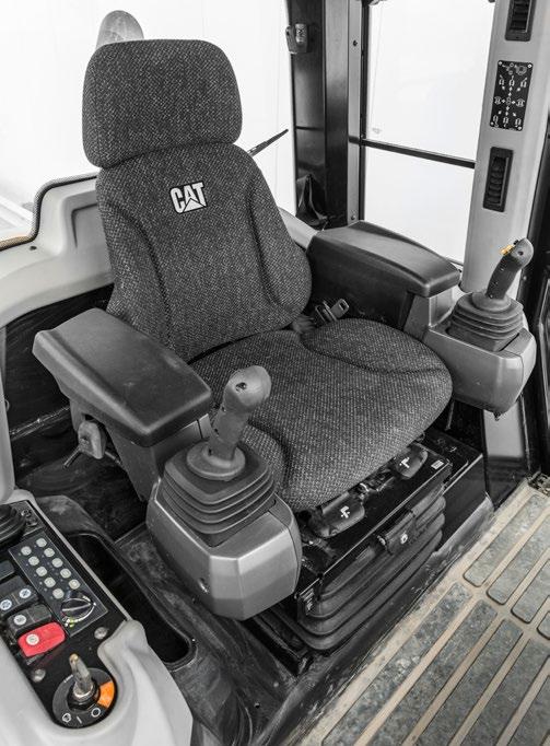 Güncellenen kabin, operatörlere ayarlanabilir kolçaklar ve kontroller, geliştirilmiş klima sitemi ve ısıtmalı/havalandırmalı koltuk seçeneği gibi konforlar sunar.