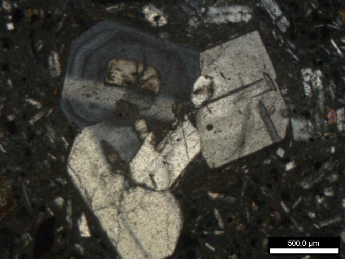 8: Çan volkanikleri içerisinde zonlanma gösteren plajioklas fenokristalleri mikroskop görüntüleri. İncelenen örnekler içerisinde bir diğer dikkat çeken mineral ise mafik piroksenlerdir.