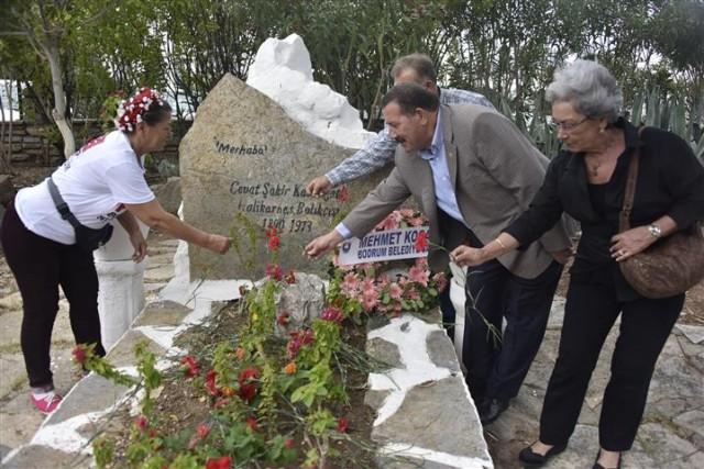 Anma program öncesinde Bodrum un Cumhuriyet Mahallesi nde belirlenen Halikarnas Balıkçısı sembolik ağaçlandırma alanına, zakkum fidanları dikildi.