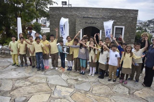 Bodrum Cup rüzgarla sürüyor The Bodrum Cup ta ilk günün yorgunluğu Club Gümüşlük te düzenlenen Gökhan Türkmen Akustik konserinde atıldı.