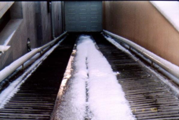 Araç rampalarında ve garaj girişlerinde uygulanan buzlanmayı önleme sisteminde, zemin komple ısıtılabildiği gibi