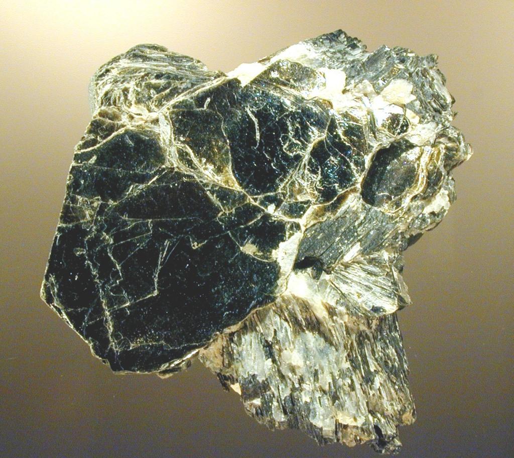 Biotit (K(Mg,Fe) 3 (AlSi 3 O 10 )(OH) 2 ): Monoklinik, kısa prizmatik mineraller.