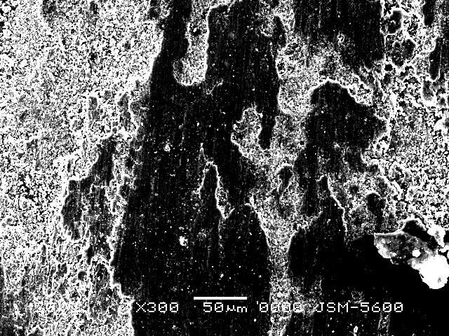 9,21 µm tane boyutuna sahip 3,5 saat alaşımlama yapılmış % 15 SiC içeren MMK in 40 N yük altındaki SEM fotoğrafı (X300) Resim 5.