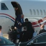 Süleyman Demirel i Bodrum a getiren özel uçaktan bir minibüs dolusu valiz indirildi.