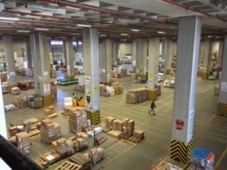 DEPO TÜRLERİ KLASİK DEPO (WAREHOUSE); FABRİKA VEYA SATIŞ MAĞAZASI İÇİNDE veya ÇOK YAKININDA BULUNAN, ÜRÜNLERİN UZUN SÜRE KALDIĞI TESİS DAĞITIM MERKEZİ