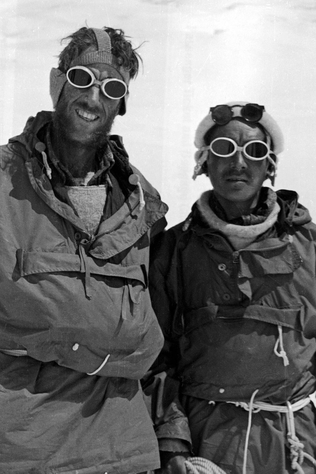 Sir John Hunt liderliğindeki İngiliz keşif gezisinin üyeleri Sir Edmund Hillary ve Tenzing Norgay,