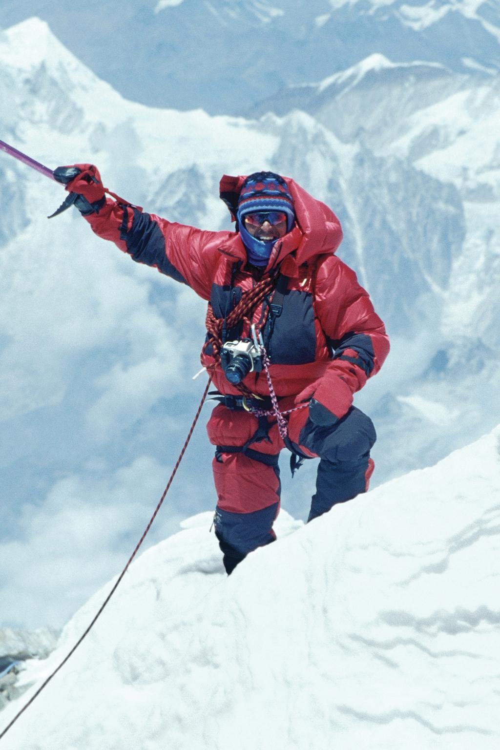 Ed Viesturs 14 X 8000 Ed Viesturs ABD'nin önde gelen yüksek irtifa dağcısıdır ve yedi Everest Dağı tırmanışı dahil olmak üzere dünyanın en zorlu zirvelerine birçok defa tırmanmıştır.