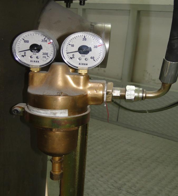 Gazı istenilen basınç değerine ayarlamak için, basınç ayar vanası kullanılmaktadır. Gaz basıncı ayarı regülatörün giriş ve çıkış tarafında bulunan manometrelerin yardımıyla yapılmaktadır (Resim 5.2.