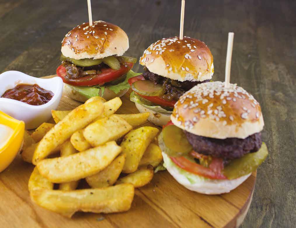 burger ekmekleri arasında %100 dana kıymasından burger eti, marul, karamelize soğan,