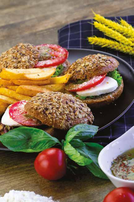 içerisinde füme somon, marul yaprakları, turşu, sezar sos ve patates tava ile FETA CHEESE SANDWICH 18,5 Burger