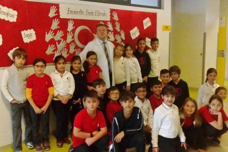 İLKOKULDA 29 EKİM COŞKUSU Cumhuriyetimizin 94. Yaşını karşılamak için tüm sınıf ve koridorlarımızı bayraklarla donattık. Ana sınıfı öğrencilerimiz güne özel, kırmızı beyaz kıyafetlerle okula geldiler.