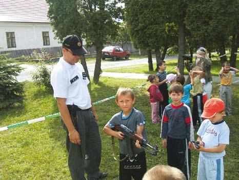 Čo tak upliesť si košík... V spolupráci s Regioálym strediskom vo Zvolee si hodiy výtvarej výchovy zameili za tvorivú dielňu v pleteí. Prvá ukážka a potom už prsty zapletali prútiky.