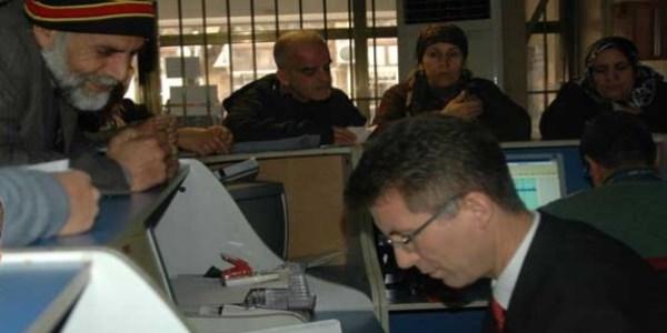 Gelir testi yaptırmadığı için aylık primi 2012 den beri 288 liradan hesaplanan 5 milyonu aşkın sigortalıya biriken borçtan kurtulmak için verilen 6 ay ek süre 31 Mart ta doluyor 2015 yılı, sosyal