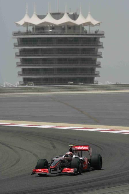 Hamilton'dan 4'te 5 Çölün kavurucu s ca nda Brawn Mercedes pilotu Jenson Button'un zaferiyle sonuçlanan Bahreyn GP'sinde podyumu küçük bir farkla kaç ran Hamilton sezonun 4. yar fl n 4.