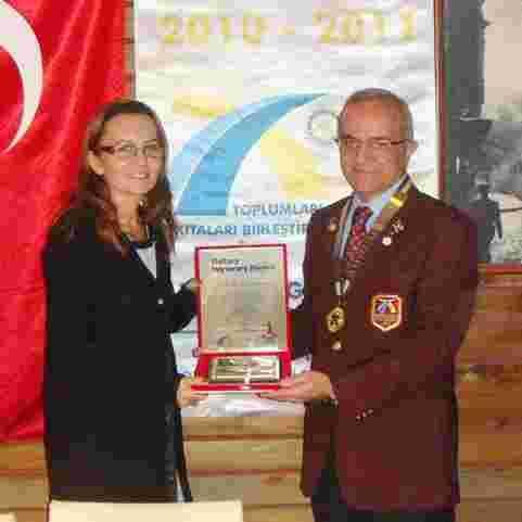 Nigar Dursun a, kulübümüzün Meslek Onur Ödülünü nü sundu. Ard ndan söz alan Kalam fl Rotary Kulübü Baflkan Rtn.
