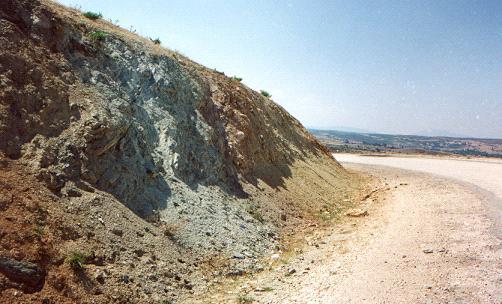 Bu toprak asbest lifleri ile kontamine haldedir, yani karışımında asbest lifleri içerir.