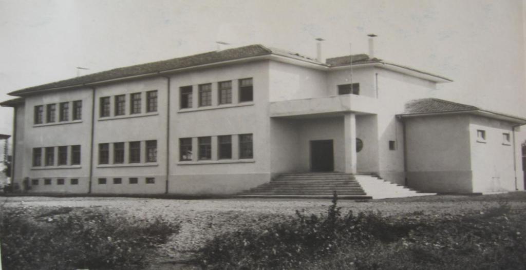 Daha sonraki yıllarda KIZ MEKTEBĠ ve NUMUNE MEKTEBĠ olarak eğitimini sürdürmüģ, 1928 yılında Ġstiklâl Okulunun da buraya taģınması ile birlikte bu tarihten itibaren CUMHURĠYET OKULU adını