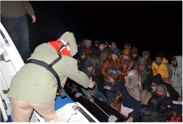 Bodrum ve Kardak bölgelerindeki muhtemel göç rotaları üzerinde Sahil Güvenlik hava ve deniz unsurları ile kontrol ve denetim faaliyetlerine 7 gün 24 saat esasına göre devam edilmektedir.