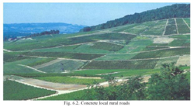 Şekil 7.3: Yerel kırsal yollar [12] 7.1.6.3 Kırsal Yolların İnşası Avrupa daki bir çok ülkede beton kırsal yolların yapımı oldukça yaygındır.