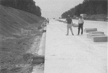 Şekil 4.14: Berlin in güneyinde A10 otoyolu inşa kesiminde; plak kenarında zayıf beton temel altındaki boyuna kanala ve sol tarafta görülen rögarlara bağlı olan su toplama hazneleri.