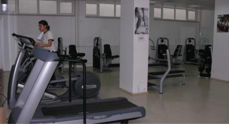 HOBİ ODALARI Fakültemizde 2003 yılında B Blok -1. katta Fakültemiz öğrenci, öğretim elemanı ve idari personeline hizmet verilecek şekilde küçük bir spor salonu kurulmuştur.