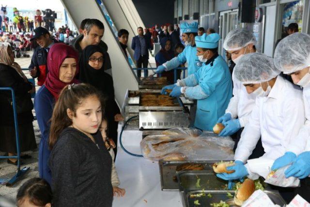 sıra etkinliğe ilçe dışından da yoğun bir katılım gerçekleşti. Vatandaşlarla uzun uzun sohbet eden Başkan Uysal, balık tezgâhına geçerek kendi elleri ile hazırladığı balıkları vatandaşlara ikram etti.