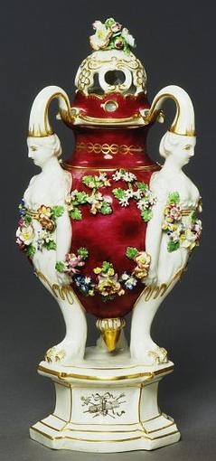 Fotoğraf 214 Çizim 185 Kapaklı Vazo (Porselen) Derby (İngiltere) 1770-1774 Yükseklik: 27,3 cm Çap: 12,1 cm 414:239 1, 2-1885