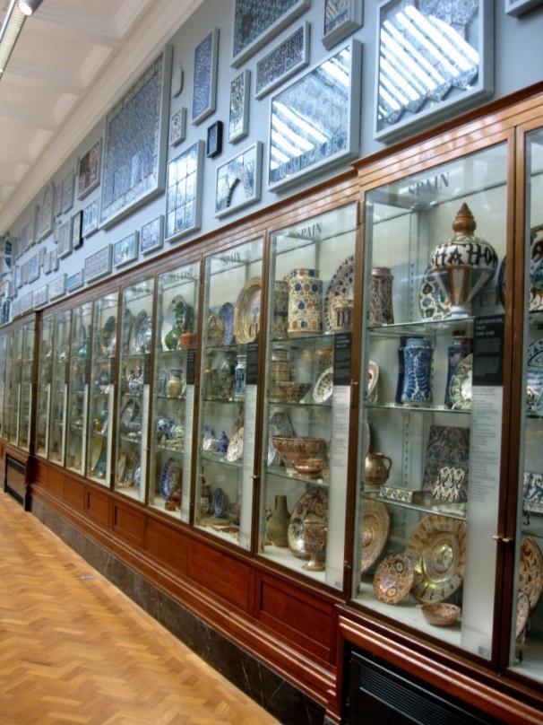 Fotoğraf 9 Seramik Çalışma Galerilerinde, Tanıtım Bölümleri Victoria and Albert Müzesi nde Seramik Çalışma Galerileri dışında yaklaşık 3000 seramik eserin sergilendiği 6 galeri daha yer almaktadır.