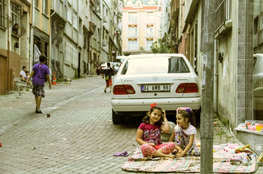 Gidenlerden işi gücü olanlar gelemiyor buraya, görüşemiyoruz. Görüşsek de eskisi gibi olmuyor. Biz burada bir aile gibiydik.