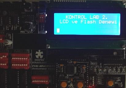 UYGULAMA 1: Deneyde aşağıdaki şekilde gözüktüğü gibi LCD ekranın ilk satırına 4. kolandan itibaren KONTROL LAB. 2 ikinci satırına ise 2. kolandan itibaren LCD ve Flash Deneyi yazdırılacaktır.