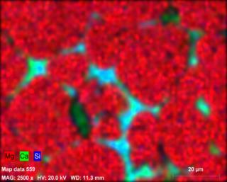 (The glassy phase formed between periclase grains in MgO-Cr refractory (a: SEM image, b: Mapping analysis)) Şekil 7 de gösterilen XRD analizinde MgOhersinit refrakterinin