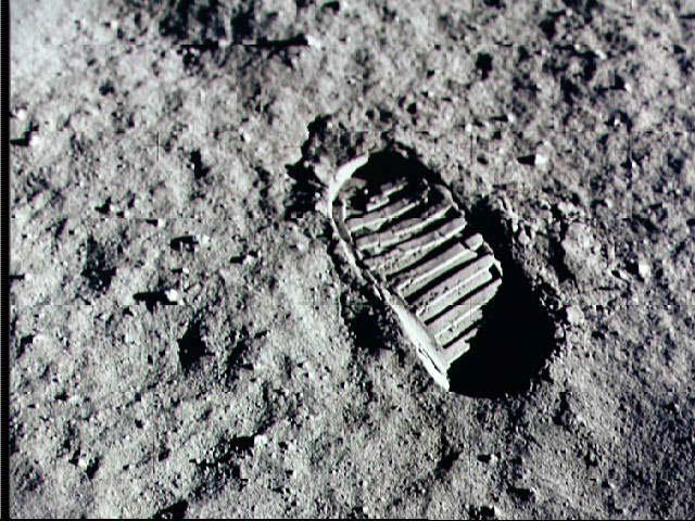 AY MACERASI APOLLO ıı 16 Temmuz 1969' da Cape Kennedy' den fırlatıldı. Ay modülü (Eagle) nü taşıyordu. İniş bölgesinin Sea of Tranquility idi. İlk olarak Armstrong modülden çıktı.