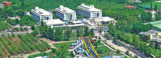 Kemer Daima Resort Popularan i moderan hožel, ožvoren 2007., prožžire Že na 60.000 m² i nalazi Že u lijepom Želu Kiriş.