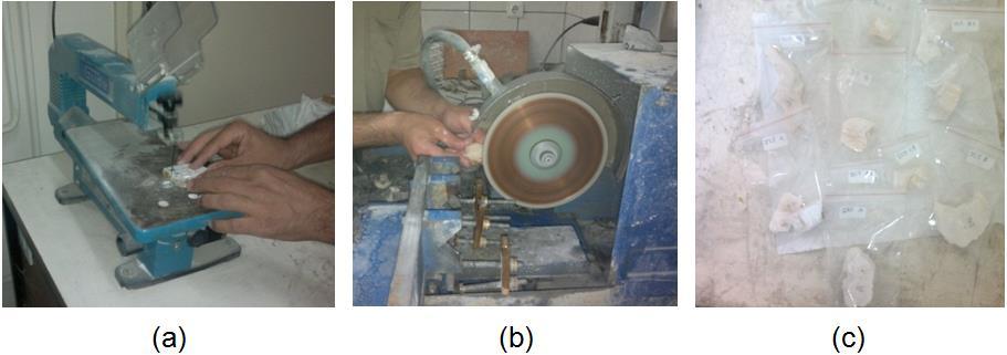 Şekil 3.9. (a) Kıl testere kullanılarak örneğin bölümlere ayrılması, (b) büyük kayaç bıçağı ile dış yüzey soyma işlemi, (c) örneklerin bölümlere ayrıldıktan sonra isimlendirilerek poşetlenmesi.